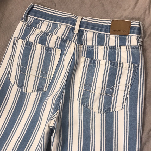 LIKE NEW AE Mom jeans - Picture 3 of 6